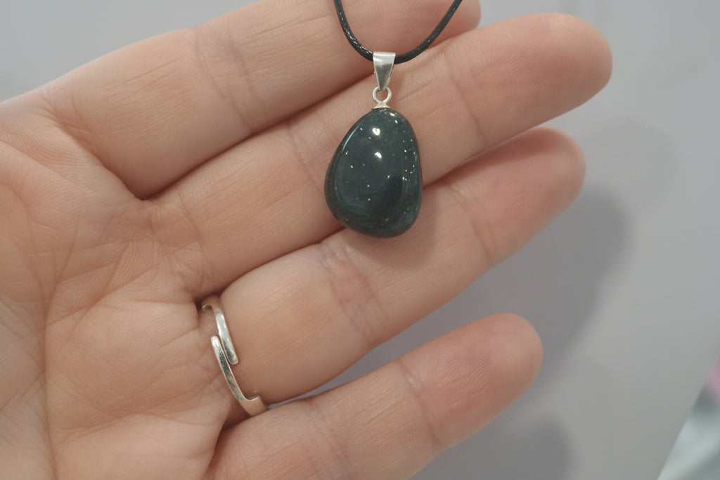 Collana con pietra di apatite blu naturale e gancio in argento su cordoncino regolabile