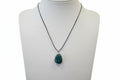 Ciondolo in apatite blu naturale con gancio in argento e cordoncino regolabile