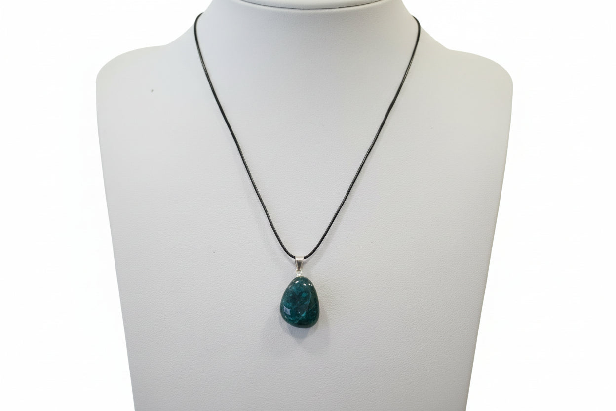 Ciondolo in apatite blu naturale con gancio in argento e cordoncino regolabile