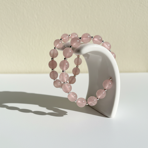 Gioiello naturale quarzo rosa ed ematite elastico, elegante e protettivo
