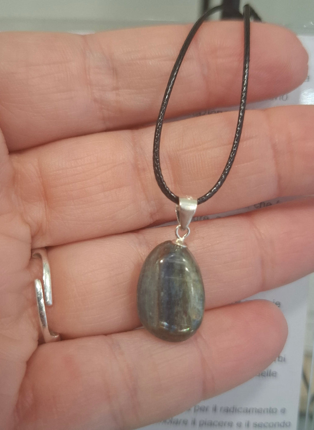 ciondolo cianite blu naturale con gancio in argento e cordoncino regolabile