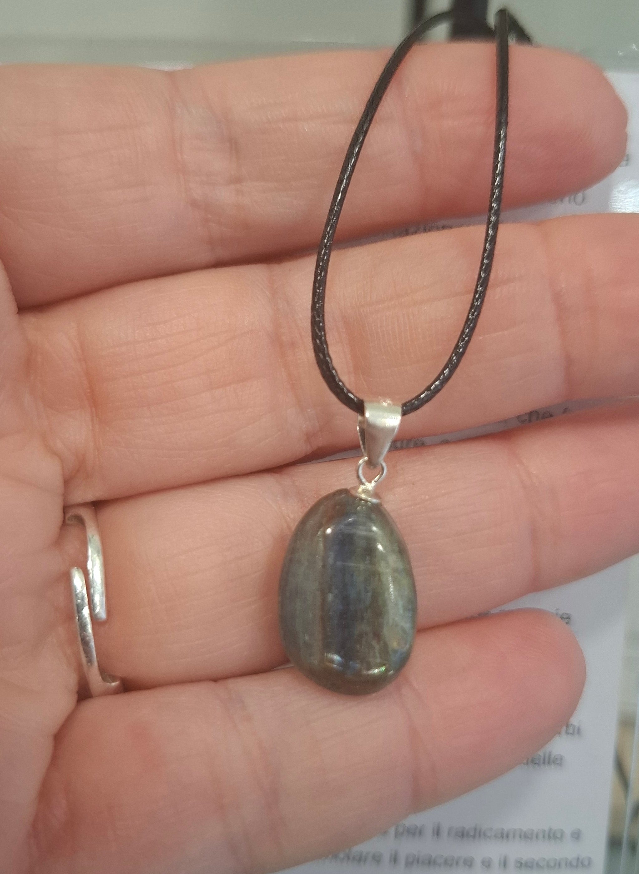 ciondolo cianite blu naturale con gancio in argento e cordoncino regolabile