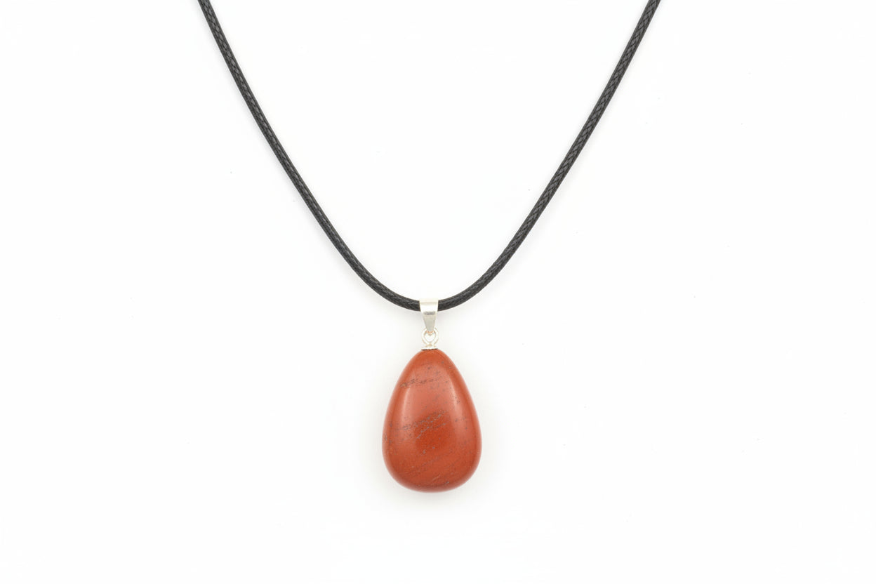 <img src="pendente-diaspro-rosso.jpg" alt="pendente in diaspro rosso naturale con cordoncino regolabile">