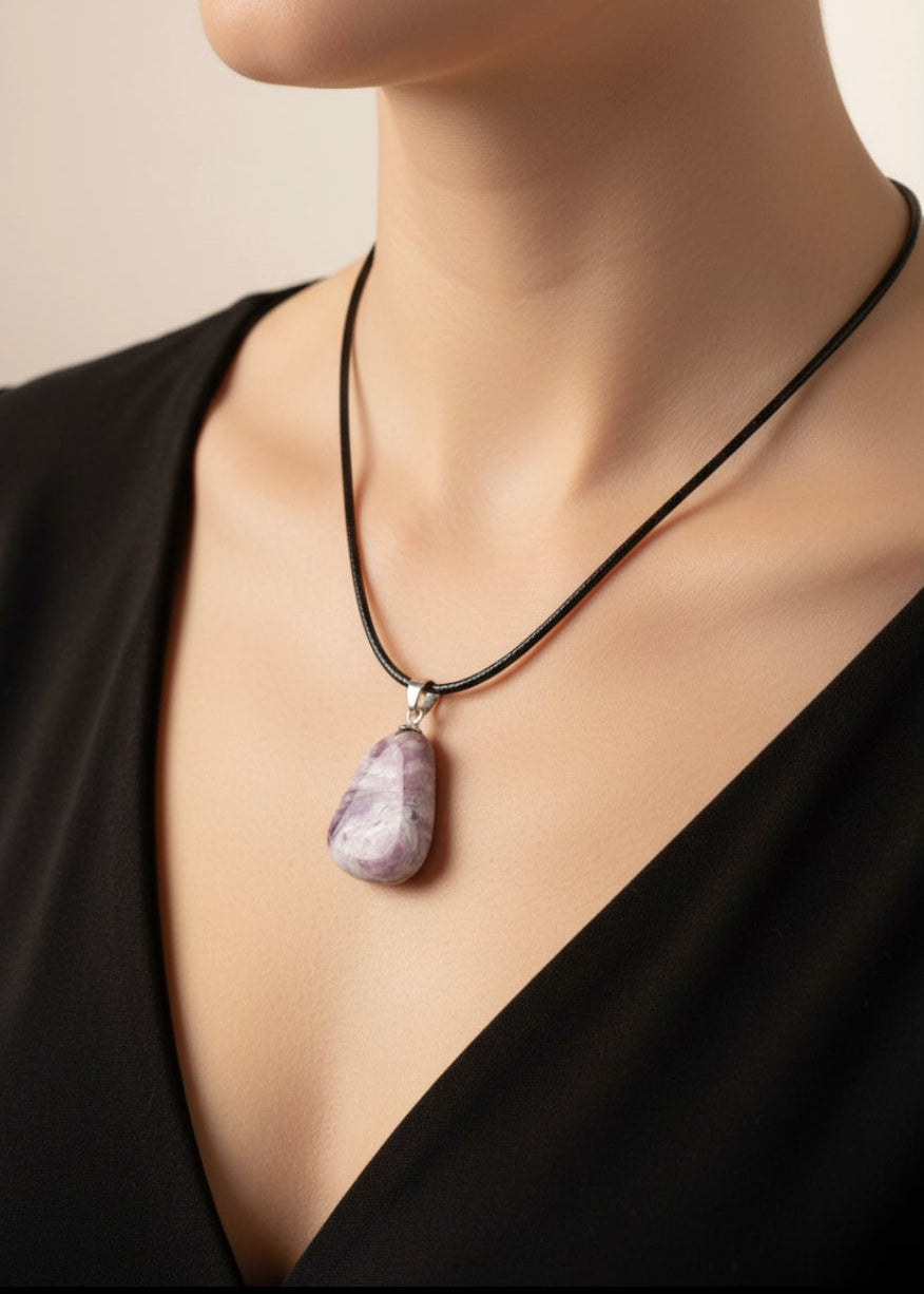 Pendente in charoite naturale con cordoncino nero indossato