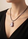Pendente in charoite naturale con cordoncino nero indossato