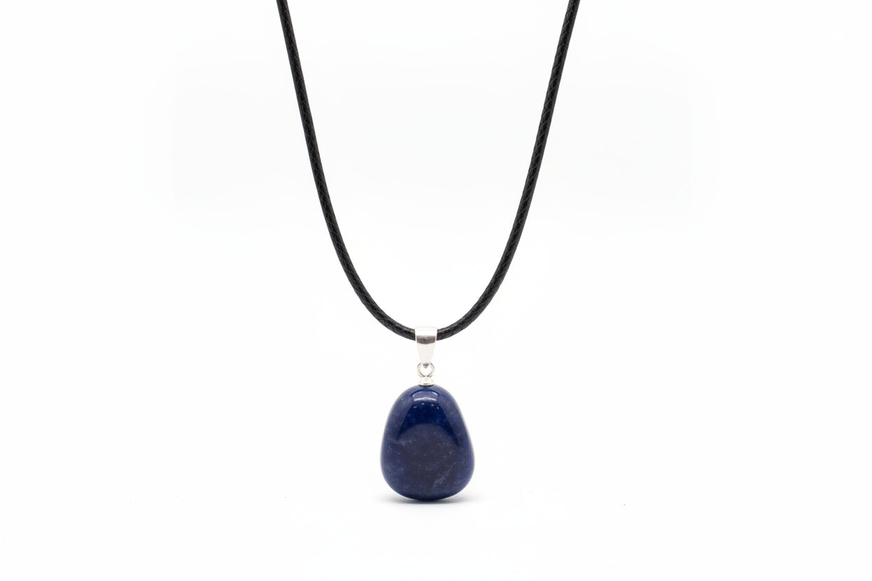 alt="pendente in sodalite naturale blu con cordoncino regolabile"
